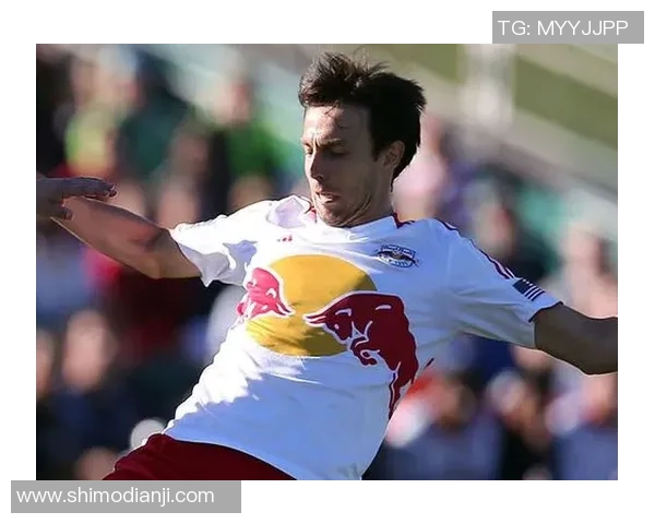 足球明星的饮料选择揭秘：他们如何通过饮品提升竞技状态与恢复能力